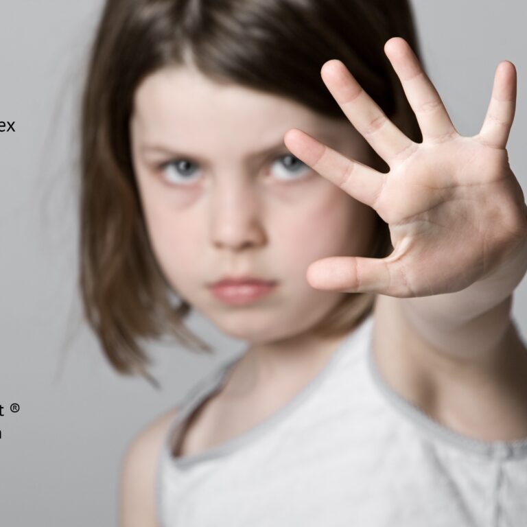 kind geeft met haar hand een stopteken