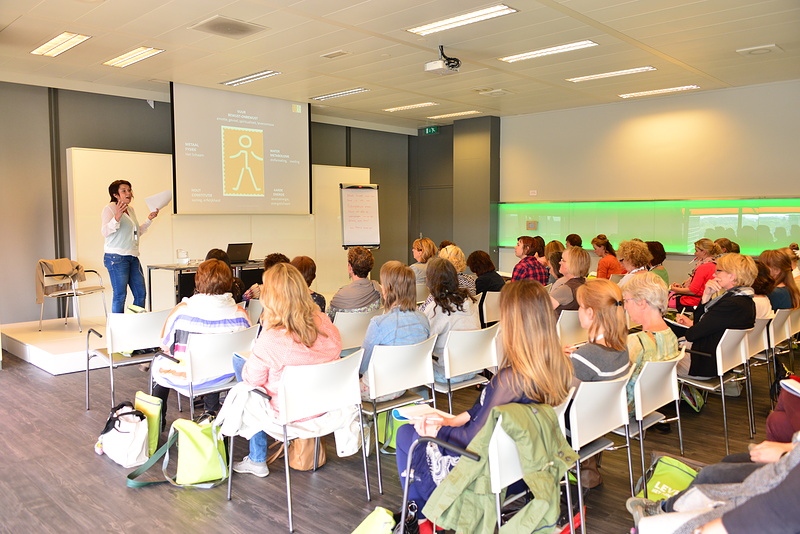 carla van wensen tijdens een lezing Het jonge kind voor een groep mensen