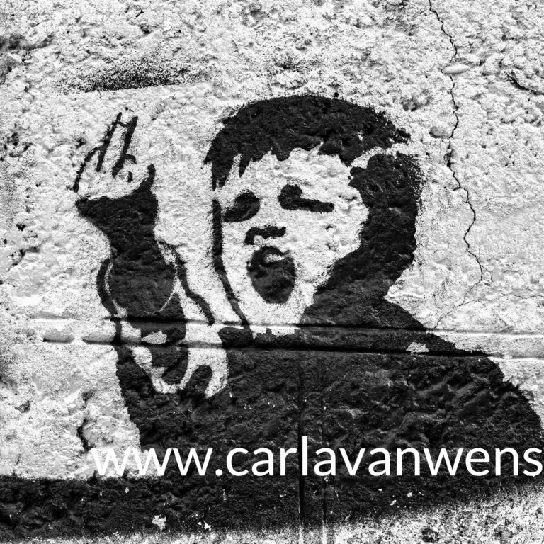 graffiti van een boos kind op een muur