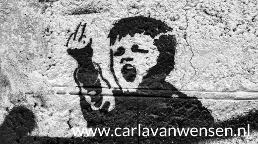 graffiti van een boos kind op een muur