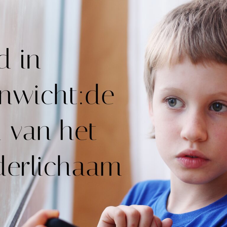 kind trekt zich terug en kijkt verlegen