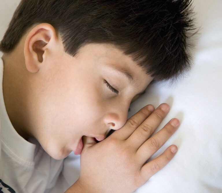 een duimend en slapend kind