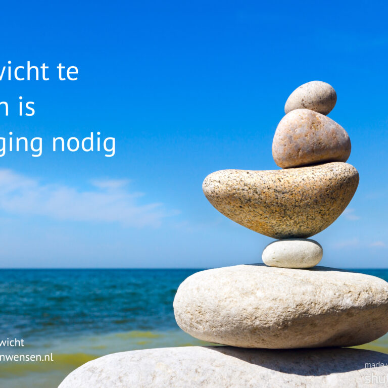 opgestapelde stenen op het strand