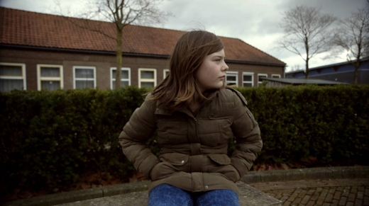 meisje zittend op een schoolplein