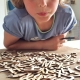 kind met dyslexie speelt met letters