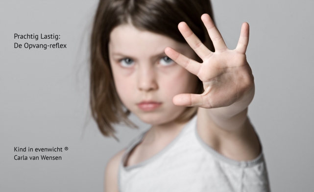 kind geeft met haar hand een stopteken