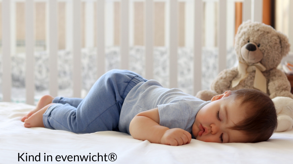 slapend kind in een kinderbedje