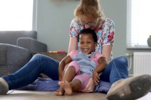 ouder met kind cursus Gehechtheid in Beweging - Adoptievoorzieningen
