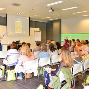carla van wensen tijdens een lezing Het jonge kind voor een groep mensen
